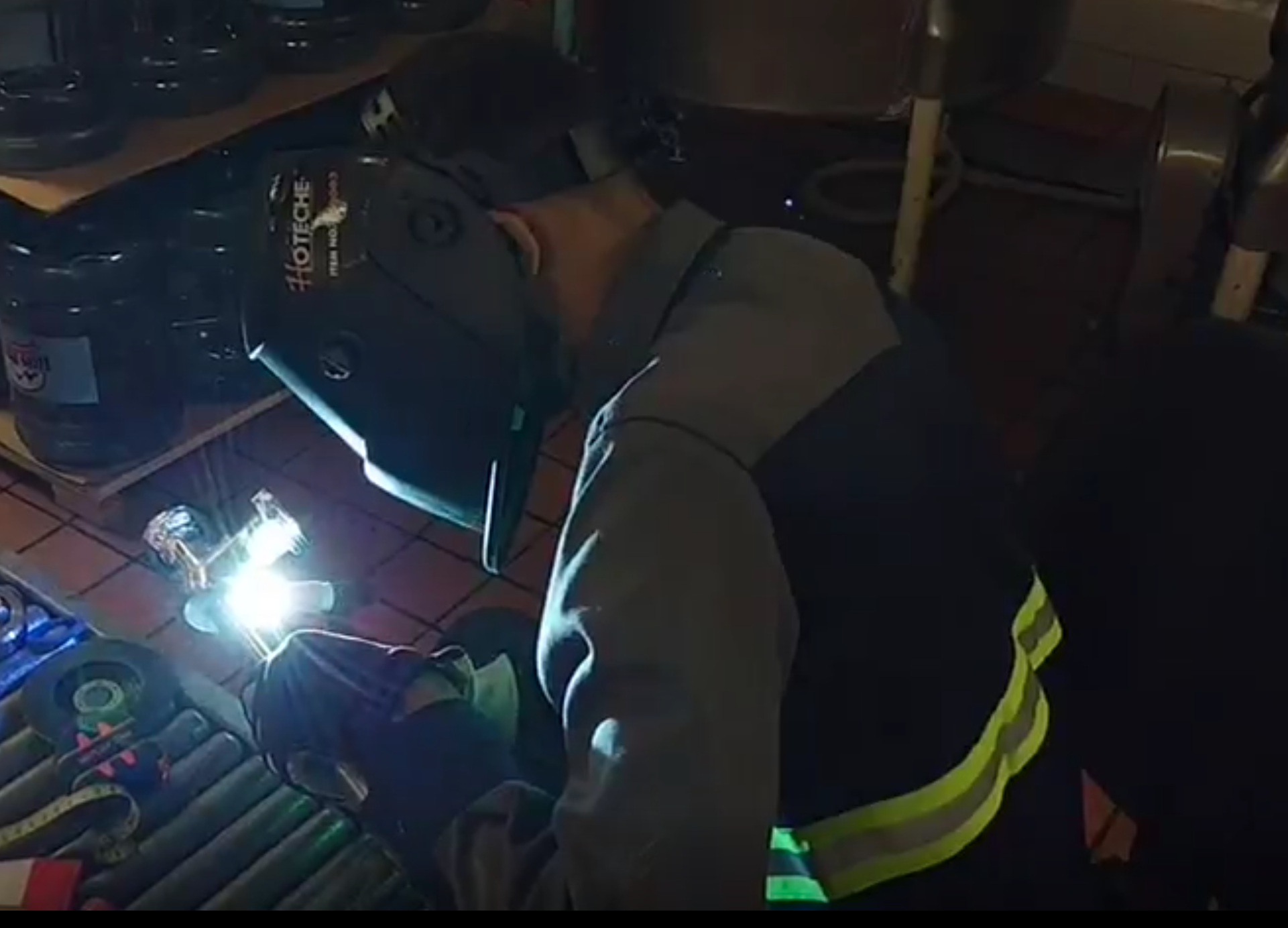 bXperts technician welding industrial piping